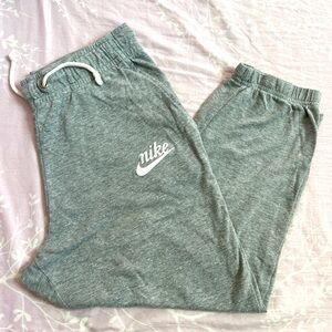 Nike sweatpants with a drawstring waist. barely worn.
